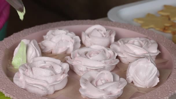 마시멜로 위에서 백으로 꽃잎을 만든다 모양의 마시멜로를 쟁반에 놓는다 마시멜로 — 비디오