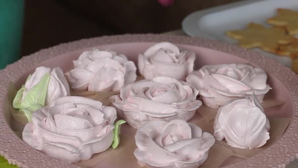 Uma Mulher Faz Pétalas Rosas Marshmallow Com Saco Pastelaria Marshmallows — Vídeo de Stock