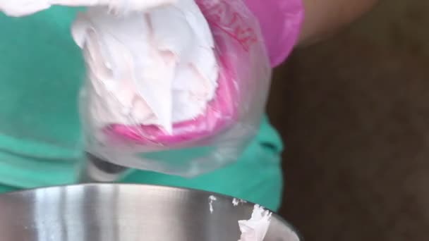 Een Vrouw Stopt Marshmallow Massa Een Banketbakkerszak Broodjes Marshmallow Maken — Stockvideo