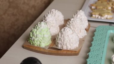 Şekerleme külahları. Şekerlemeler masa yüzeyine yayılır. Yakın çekim..