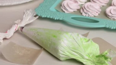 Hamur torbasında lokum kütlesi. Şekerlemeler masa yüzeyine yayılır. Yakın çekim..