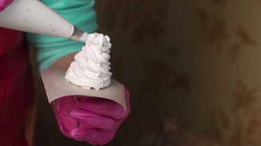 Kadın lokum külahı yapıyor. Pasta poşeti kullanıyor. Yakın çekim...