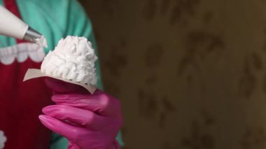 Kadın lokum külahı yapıyor. Pasta poşeti kullanıyor. Yakın çekim..