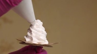 Kadın lokum külahı yapıyor. Pasta poşeti kullanıyor. Yakın çekim.