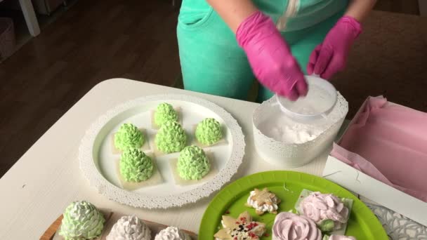 Mulher Polvilhe Marshmallow Com Açúcar Marshmallows Estão Espalhados Mesa Imagem — Vídeo de Stock