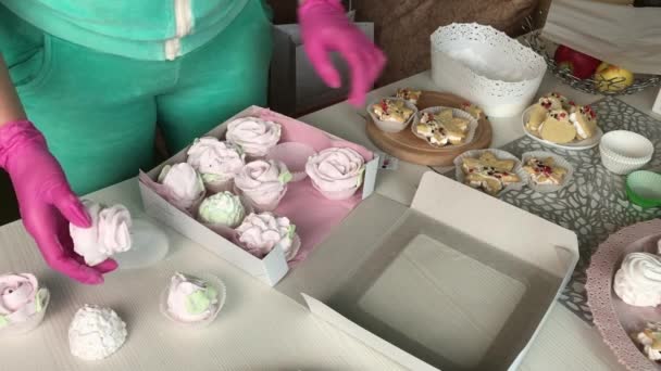 Woman Packing Marshmallows Box Marshmallows Various Shapes Sizes Marshmallows Spread — Vídeo de Stock