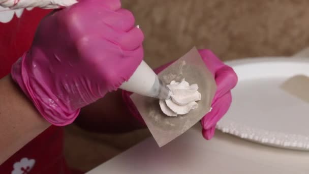 Woman Makes Cones Marshmallows Shapes Them Pastry Bag Close Shot — Vídeo de Stock