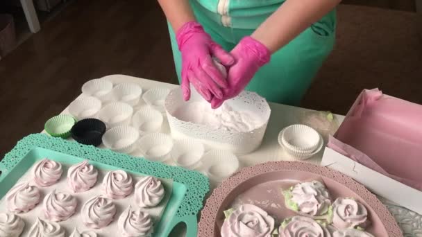 Kvinna Förbereder Marshmallows För Förpackning Sprinkar Med Issocker Marshmallows Utspridda — Stockvideo