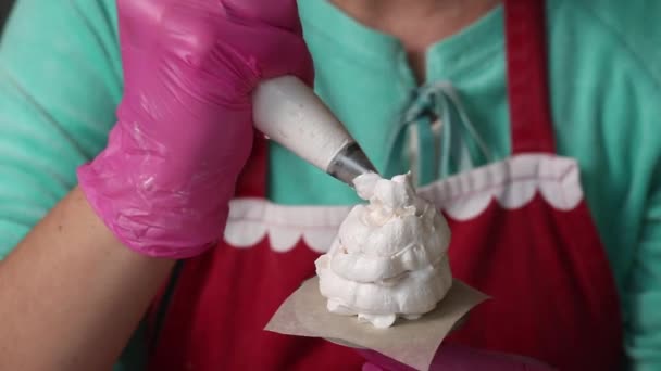 Žena Dělá Marshmallow Kužely Používám Pytlík Pečivo Stojanu Detailní Záběr — Stock video
