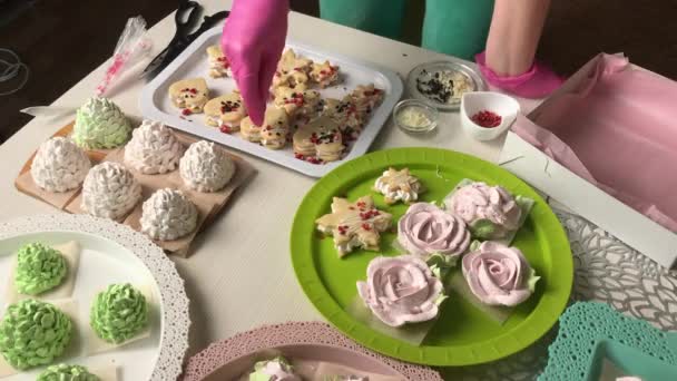 Donna Prepara Dei Panini Marshmallow Decora Con Spruzzi Dolci Pronti — Video Stock