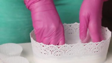 Bir kadın marşmelov güllerine şeker serpiyor. Yakın çekim.