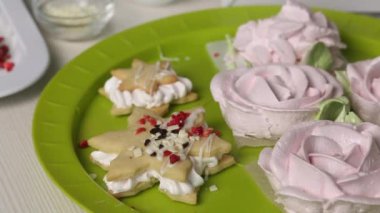 Marshmallow sandviçleri ve marshmallow gülleri. Masaya yatırıldı. Yakın çekim..