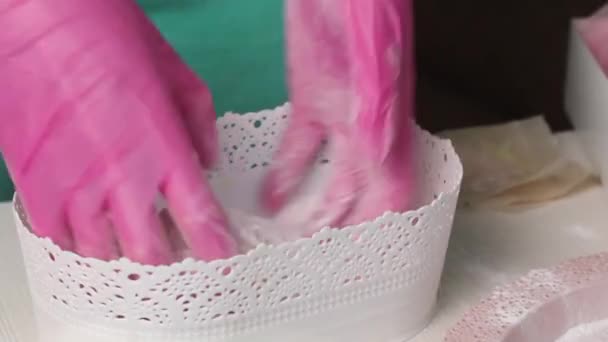 一个女人在棉花糖玫瑰上撒糖粉 特写镜头 — 图库视频影像