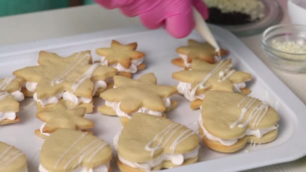 Vrouw Versiert Marshmallow Sandwiches Met Witte Chocolade Close Opname — Stockvideo
