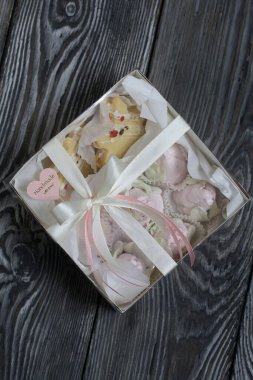 Çikolata ve dondurulmuş çilekle süslenmiş marshmallow sandviçleri. Lale şeklinde Zephyr. Hediye kutusunda. Yakın çekim..