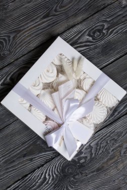 Hediye kutusunda ev yapımı marşmelov. Gül şeklinde Zephyr. Yakın çekim..