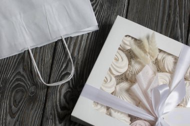 Hediye kutusunda ev yapımı marşmelov. Gül şeklinde Zephyr. Yakın çekim..