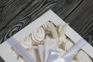 Hediye kutusunda ev yapımı marşmelov. Gül şeklinde Zephyr. Yakın çekim..