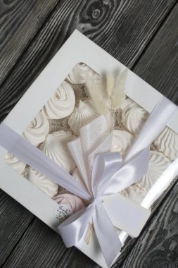 Hediye kutusunda ev yapımı marşmelov. Gül şeklinde Zephyr. Yakın çekim..