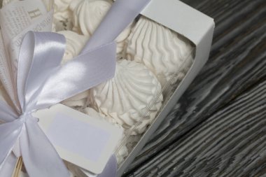 Hediye kutusunda ev yapımı marşmelov. Gül şeklinde Zephyr. Yakın çekim..