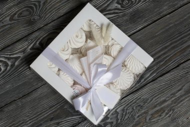 Hediye kutusunda ev yapımı marşmelov. Gül şeklinde Zephyr. Yakın çekim..