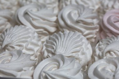 Hediye kutusunda ev yapımı marşmelov. Gül şeklinde Zephyr. Yakın çekim..