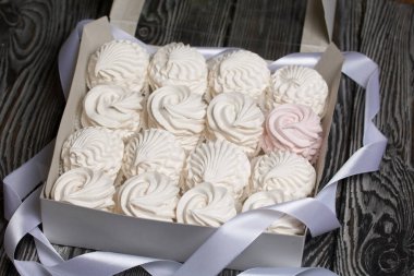 Hediye kutusunda ev yapımı marşmelov. Gül şeklinde Zephyr. Yakın çekim..