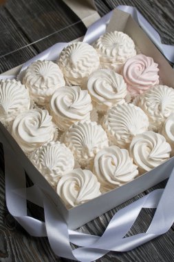 Hediye kutusunda ev yapımı marşmelov. Gül şeklinde Zephyr. Yakın çekim..