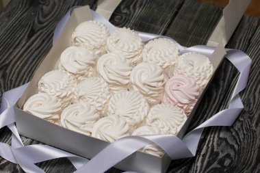 Hediye kutusunda ev yapımı marşmelov. Gül şeklinde Zephyr. Yakın çekim..