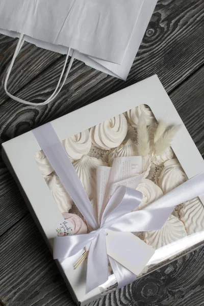 Hediye kutusunda ev yapımı marşmelov. Gül şeklinde Zephyr. Yakın çekim..