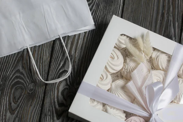 Hediye kutusunda ev yapımı marşmelov. Gül şeklinde Zephyr. Yakın çekim..