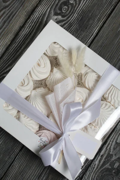 Hediye kutusunda ev yapımı marşmelov. Gül şeklinde Zephyr. Yakın çekim..