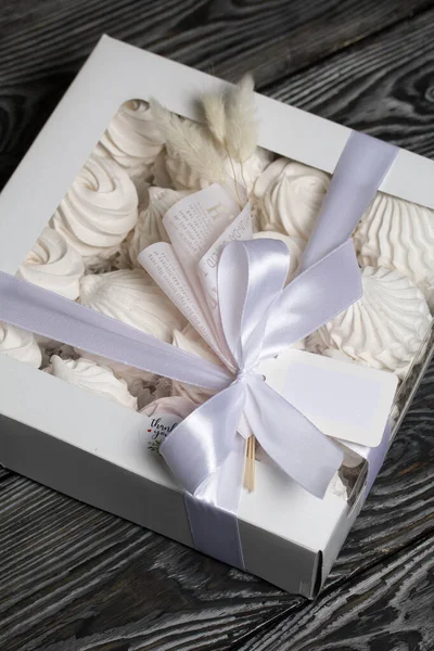 Hediye kutusunda ev yapımı marşmelov. Gül şeklinde Zephyr. Yakın çekim..