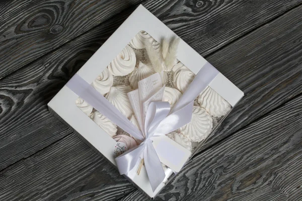 Hediye kutusunda ev yapımı marşmelov. Gül şeklinde Zephyr. Yakın çekim..