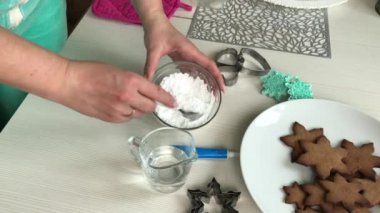 Kadın zencefilli ekmek için krema yapıyor. Zencefilli ekmek pişiriyorum. Kar taneleri ve yıldızlar şeklinde. Genel plan.