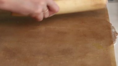 Kadın zencefilli ekmek hamuru yapıyor. Hamur yapışmaz bir paspas ile kaplıdır. Kar taneleri ve yıldız şeklinde zencefilli ekmek pişirmek. Yakın plan..