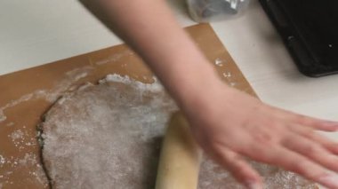 Bir kadın mercimeği fırına veriyor. Kar taneleri ve yıldız şeklinde zencefilli ekmek pişirmek. Yakın plan..