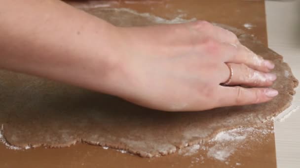 Una Donna Taglia Pan Zenzero Dalla Pasta Arrotolata Forma Fiocco — Video Stock