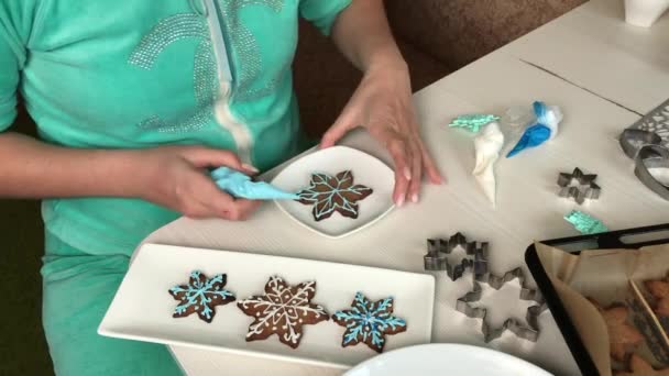 Wanita Menghiasi Roti Jahe Dengan Glasir Dekatnya Terdapat Gingerbreads Dalam — Stok Video