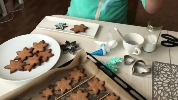 Woman Decorates Gingerbread Glaze Nearby Table Gingerbread Cookies Form Snowflakes — Stockvideo