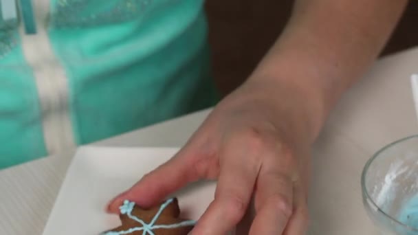 Woman Decorates Gingerbread Glaze Using Pastry Bag Gingerbread Form Snowflakes — Stock Video