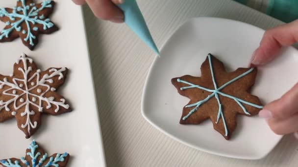 Woman Decorates Gingerbread Sugar Icing Using Pastry Bag Gingerbread Cookies — Stockvideo