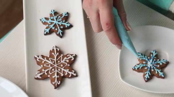 Woman Decorates Gingerbread Sugar Icing Using Pastry Bag Gingerbread Cookies — Stockvideo