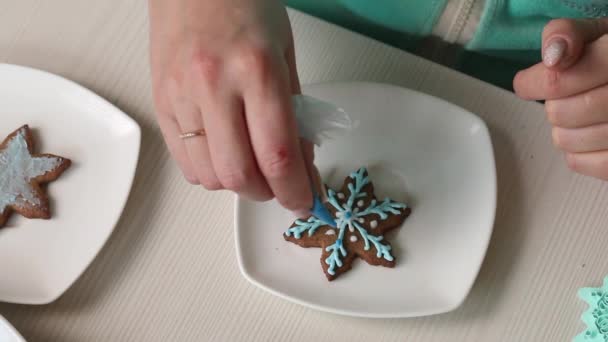 Woman Decorates Gingerbread Sugar Icing Using Pastry Bag Gingerbread Cookies — Stockvideo