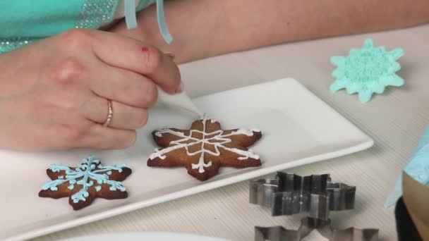 Woman Decorates Gingerbread Sugar Icing Using Pastry Bag Gingerbread Cookies — Stockvideo