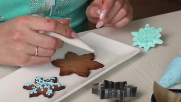 Woman Decorates Gingerbread Sugar Icing Using Pastry Bag Gingerbread Cookies — Video Stock