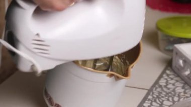 Kadın tereyağlı krema yapıyor. Bisküvi kırıntılı bisküvi keki için. Yakın plan..