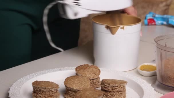 Γυναίκα Φτιάχνει Κρέμα Βουτύρου Για Ένα Κέικ Μπισκότων Ψίχουλα Μπισκότων — Αρχείο Βίντεο
