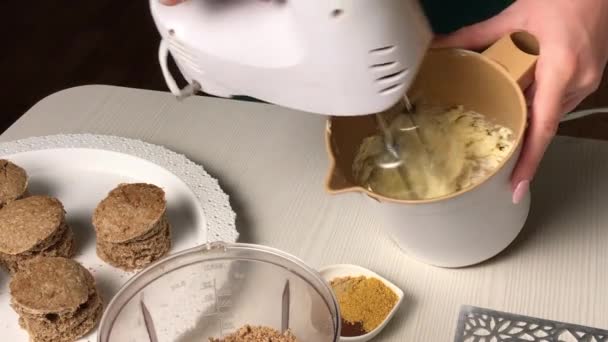 Kadın Tereyağlı Krema Yapıyor Bisküvi Kırıntılı Bisküvi Keki Için Genel — Stok video