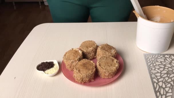Eine Frau Backt Einen Biskuitkuchen Mit Buttercreme Und Kekskrümeln Mit — Stockvideo